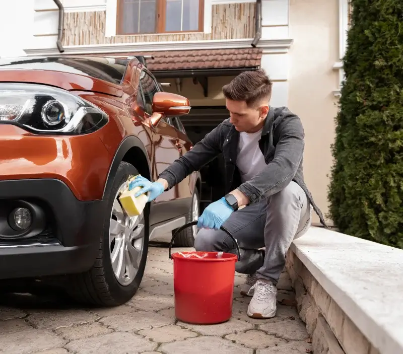 Lavage auto à domicile Moulins-Saint-Hubert : professionnel intervenant sur un véhicule
